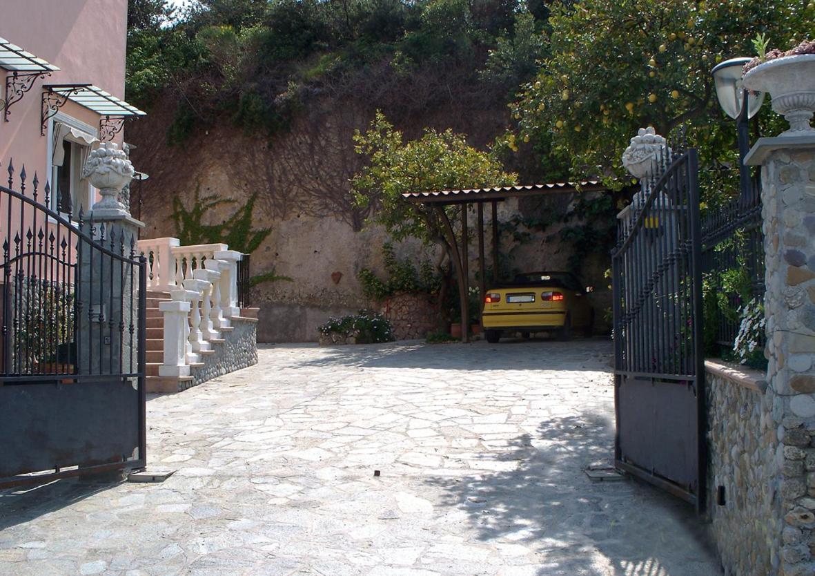 La Tana Del Tasso Ventimiglia Bed & Breakfast Екстериор снимка